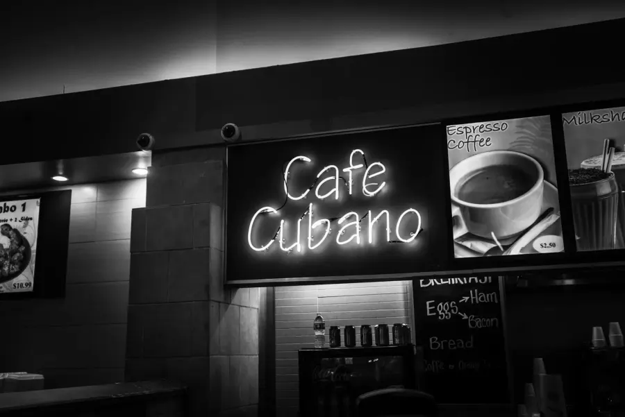 Neon café cubano sign